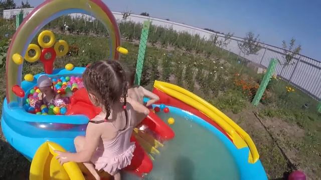 УЧИМ ЦВЕТА в Бассейне с шариками Развлечение для детей Игры в бассейне смотреть онлайн