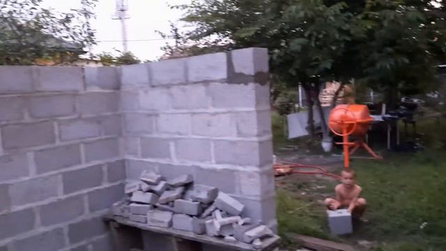 выводим стены сарая, долго, мучительно, но дело движется смотреть онлайн