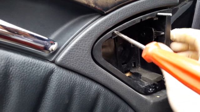 Как заменить пепельницу в задней двери на мерседесе w211 смотреть онлайн