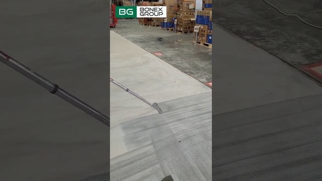 После шлифовки бетонных полов пылесосим, чтобы увидеть трещины и залечить #бетонныеполы #ремонтпола