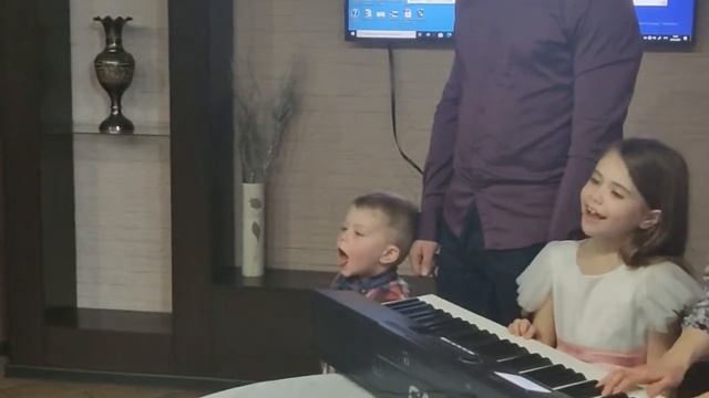 Это бабушка моя