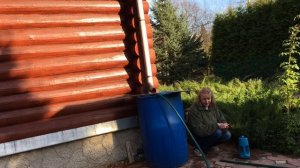 КАК СЛИТЬ ВОДУ ИЗ БОЧКИ шлангом//