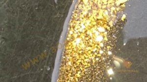 Опробование месторождения золота. Промывка золота лотком. Экскаватор копает шурф. Бульдозер закапуш