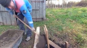 Трудяга бетонирует оголовок на трубе в канаве
