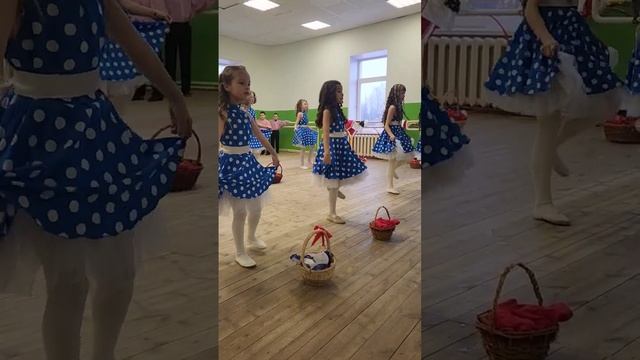 Девочки готовят танец на новый год #дети#танцы смотреть онлайн