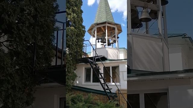 Звонарь Андрей Токарев на колокольне Троицкого женского монастыря г. Пензы 30 апреля 2022 года.