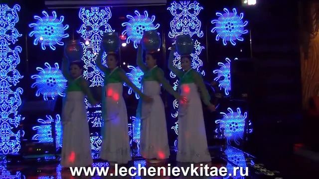 Лечение в Китае. Туристы санатория Китая одыхают вечером смотреть онлайн