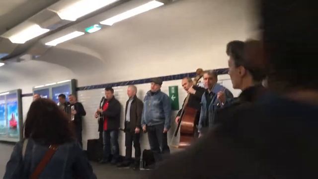 Песни в парижском метро смотреть онлайн