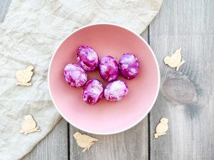 Красим ЯЙЦА на пасху ЧЕРНОЙ СМОРОДИНОЙ из морозилки