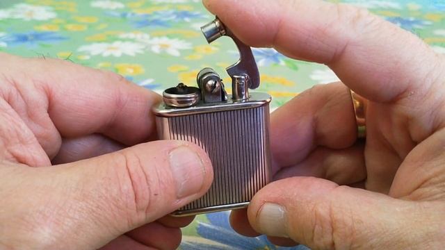 Very old vintage COLIBRI KICKSTART petrol pocket lighter Очень старая бензиновая карманная зажигалк смотреть онлайн