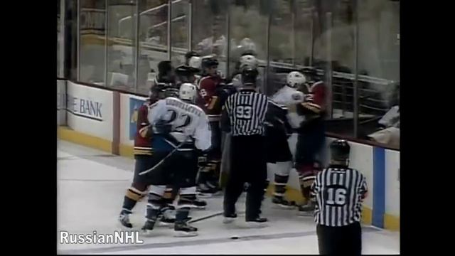 Dainius Zubrus fights Olli Jokinen in game when Capitals beats 12-2 (11 jan 2003) смотреть онлайн