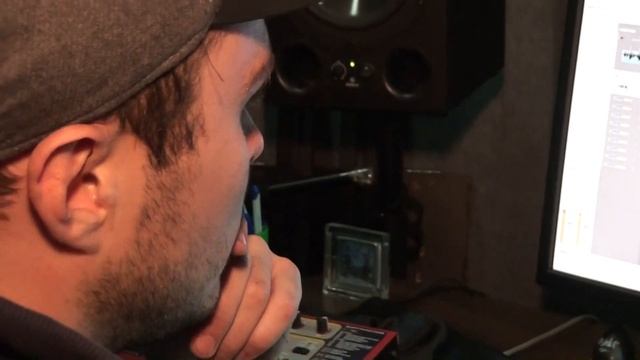 ПЕСНЯ ПРО МАМУ. ДОЧКА ПОЕТ ПЕСНЮ "МАМИНЫ РУКИ". ДО СЛЁЗ! смотреть онлайн