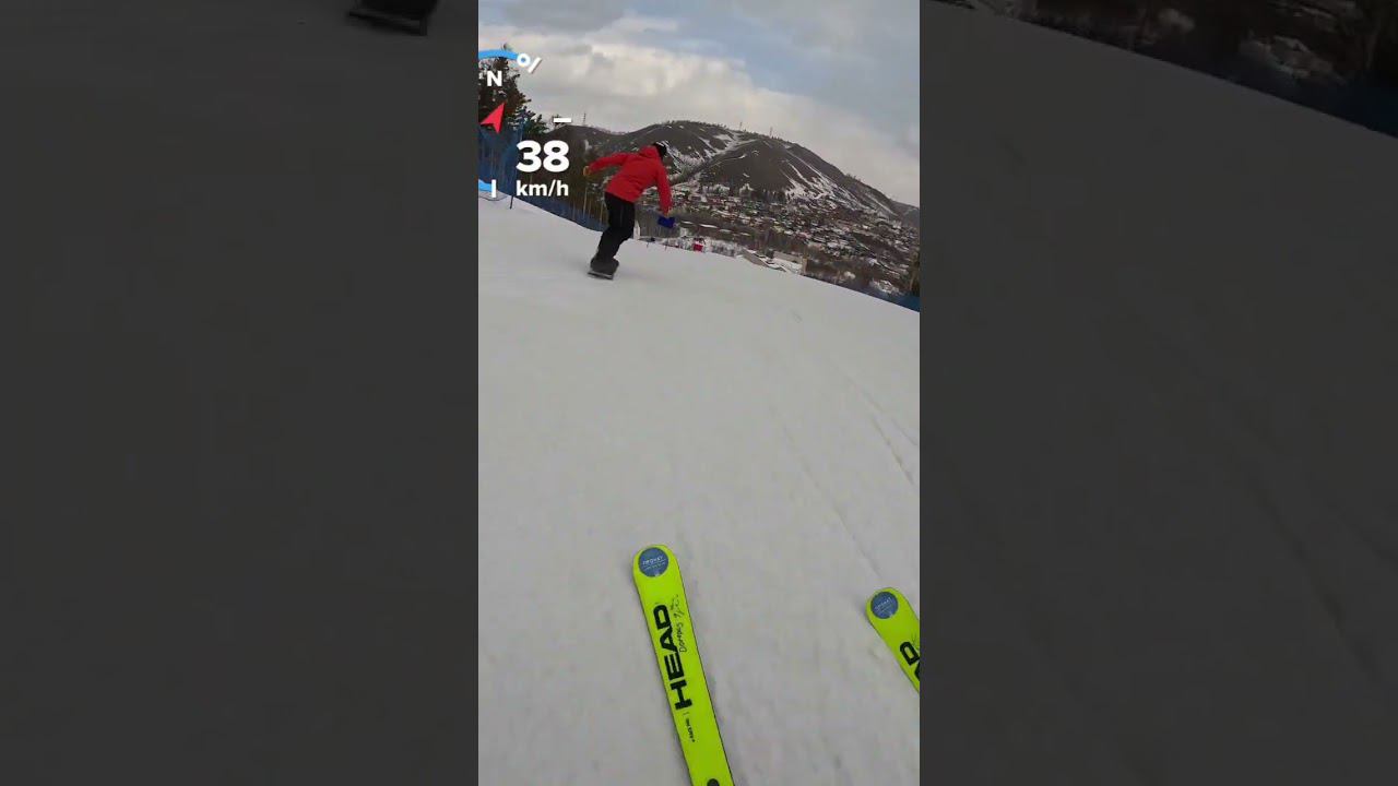 Самый быстрый сноубордист планеты едет на мягкой доске по горнолыжной трассе. Бобровый лог. смотреть онлайн