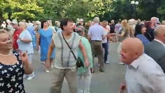 23.07.23г..."ДАВАЙ УБЕЖИМ в НОЧИ"... звучит в Гомельском парке... смотреть онлайн