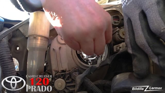How to: Replace headlight bulb Toyota Land Cruiser / PRADO 120 series - H4 bulb - Bildilla Magasin смотреть онлайн