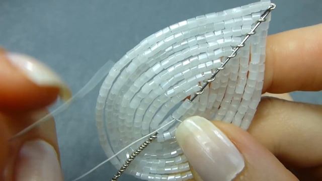 Амазонская лилия из бисера. Урок 2 - Широкие лепестки / Beaded amazon lily. Lesson 2 - Wide petals смотреть онлайн