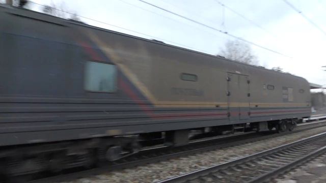 Электровоз ЭП1М-537 с почтово-багажным поездом