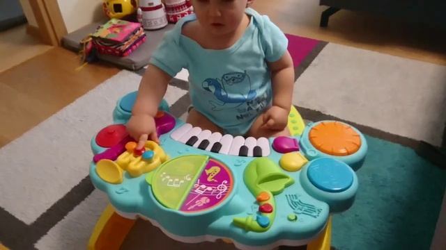 Изучаем новый музыкальный центр, подарок от Маришки *) 1 год и 2,5 месяца, 18 января 2021г смотреть онлайн