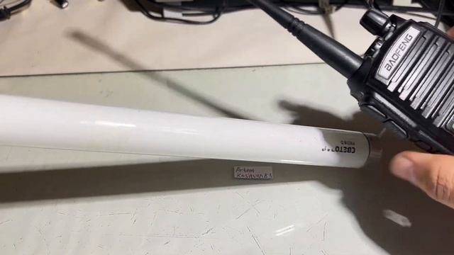 Лайфхак от электрика.Люминисцентная высоковольтная лампа светит от Baofeng UV82 смотреть онлайн