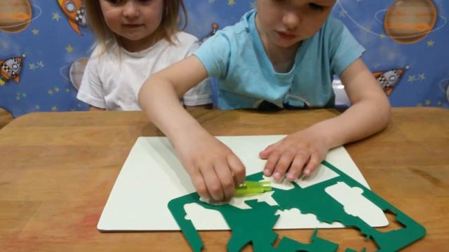 Рисование светом. Саша и Тёма рисуют в темноте. смотреть онлайн