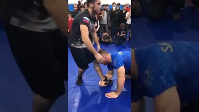 Кайл Снайдер показывает мастер класс в спортшколе им. Абдулрашида Садулаева ? смотреть онлайн