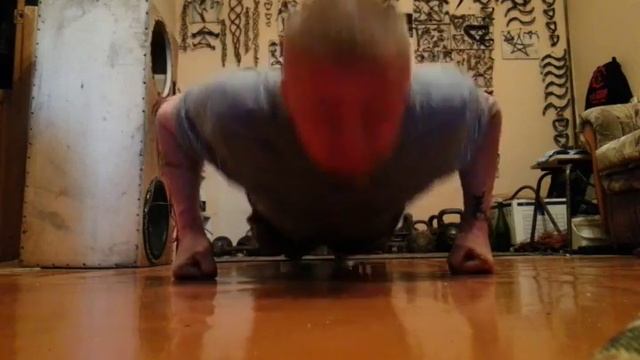 Для группы ХваТъ. Отжимание на кулаках за 1 мин. смотреть онлайн