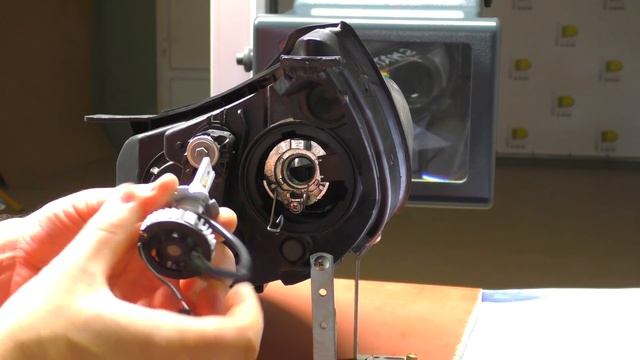 Как светят светодиодные лампы Philips H7 X-treme Ultinon LED 12985BWX2. Тест в линзе.