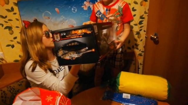 ОБЗОР РАСПАКОВКА ПОДАРКОВ ОТ ДЕДА МОРОЗА НА НОВЫЙ ГОД 2020 смотреть онлайн