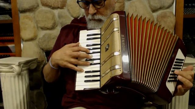 3886 - Red Gold Hohner Starlet Piano Accordion MM 26 40 $799 смотреть онлайн