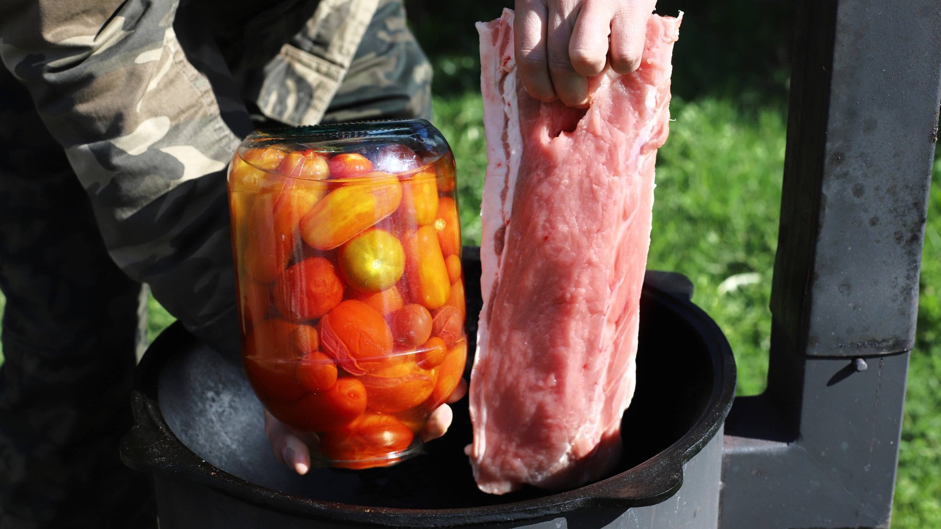 Старинный грузинский рецепт. Мясо с маринованными томатами в казане. смотреть онлайн