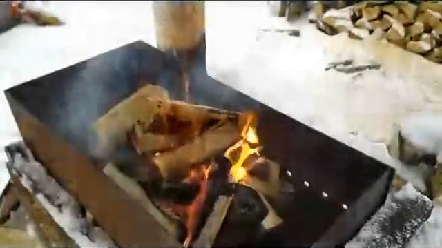 Зимняя готовка на летней кухне. Жарим курицу на углях смотреть онлайн