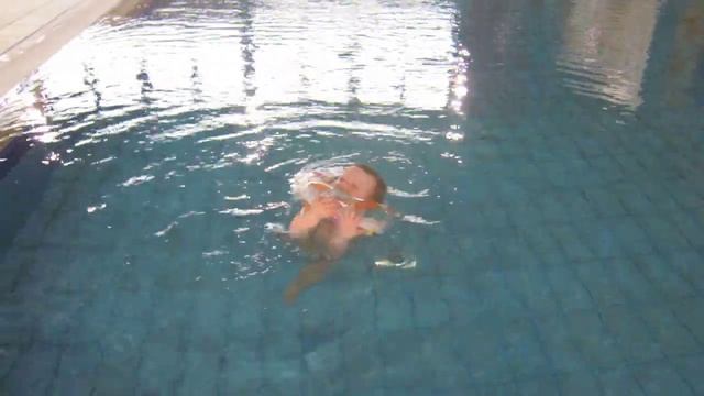 Максим в бассейне Н2О. С кругом на шее. смотреть онлайн
