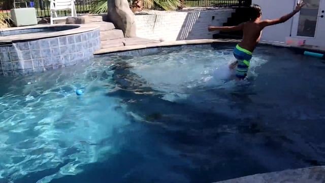 Pool Games! Fun Games to Play In Your Pool! смотреть онлайн