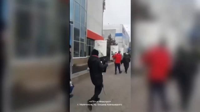 Жители Мелитополя тащут из магазинов все подряд. Телевизоры, холодильники. Это жесть? смотреть онлайн