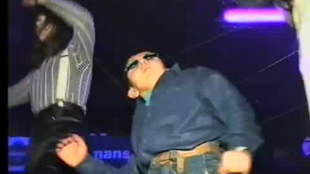 Пацан отжигает на танцполе смотреть онлайн