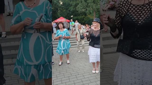 20.08.23г..."РАЗГУЛЯЙ"... звучит на танцполе в Гомельском парке... смотреть онлайн