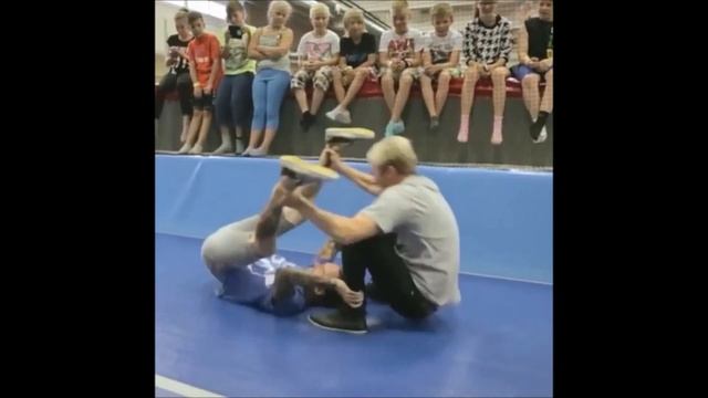 Надувной пол для акробатов и сальто смотреть онлайн