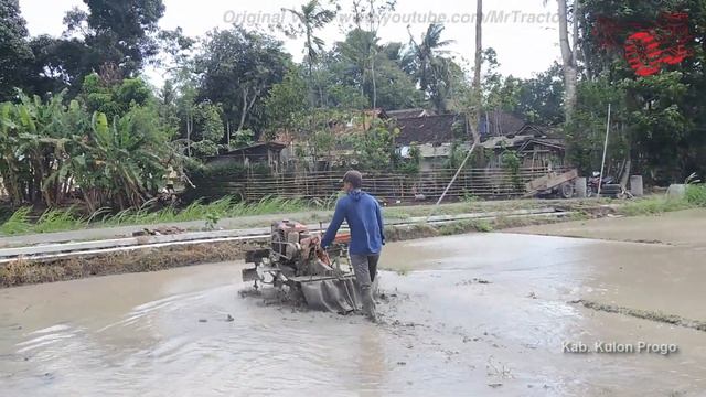 Motoblok Two Wheel Tractor Tilling Dirt смотреть онлайн