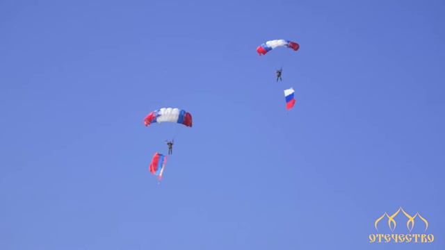 парашютисты в небе над полигоном в Алабино, Танковый биатлон смотреть онлайн