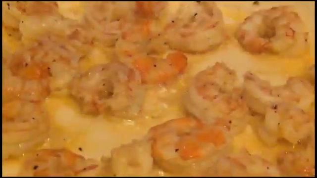 Салат Цезарь с жареными креветками и яичным соусом смотреть онлайн