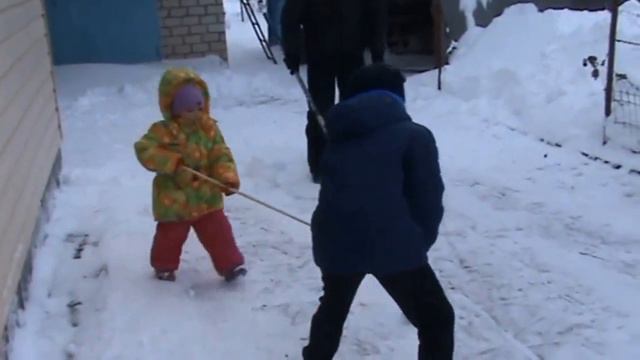 Играем в хоккей дети против папы Чистим снег во дворе / We clean snow in the yard we play hockey смотреть онлайн
