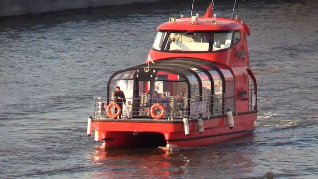 Теплоходы "Тюльпан" и "Гвоздика" флотилии "Radisson" ROYAL MOSCOW на Москва-реке смотреть онлайн