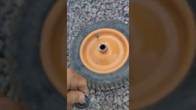 Замена подшипника колеса садовой тачки. Ремонт колеса тачки. смотреть онлайн