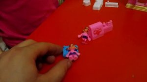 ДЕВОЧКА ИГРАЕТ С КУКОЛЬНЫМ ДОМИКОМ. ДЕТСКИЕ ИГРУШКИ A LITTLE GIRL AND A DOLLHOUSE