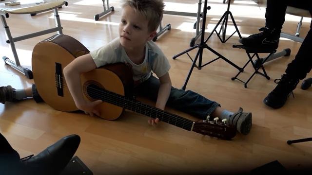 Кто на стул сесть опоздает, тот в шпагате пусть играет. смотреть онлайн