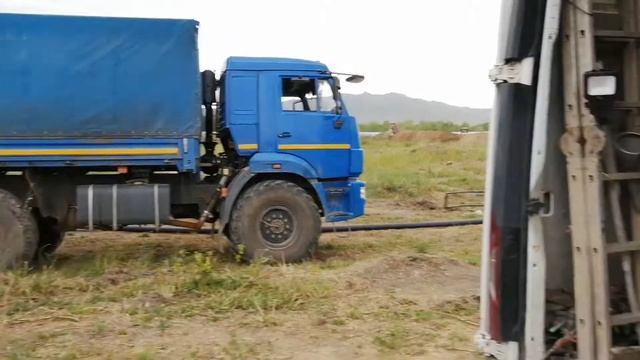 Крот бурит, прокол грунта для прокладки труб. смотреть онлайн