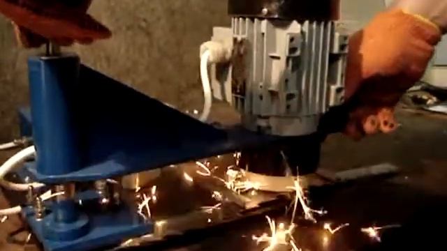 Станок для зачистки сварочного шва .flv смотреть онлайн