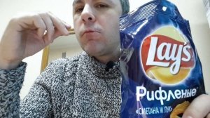 ASMR EATING SOUNDS. КУШАЮ ЧИПСЫ LAY'S  СО ВКУСОМ СМЕТАНЫ И ЛУКА