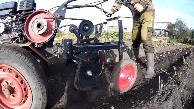 Последний огород.Мотоблок "ОКА" и грохотная копалка.В конце видео важная информация. смотреть онлайн
