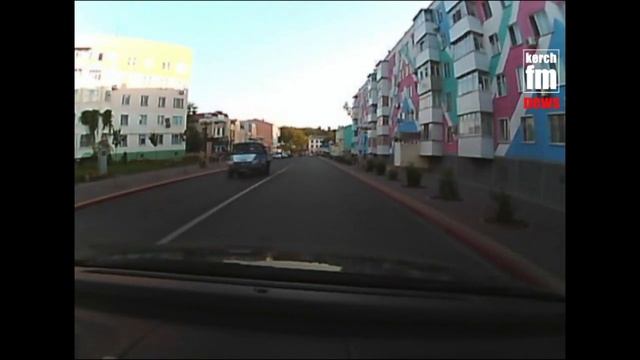 дети катаются на роликах на проезжей части в Керчи смотреть онлайн